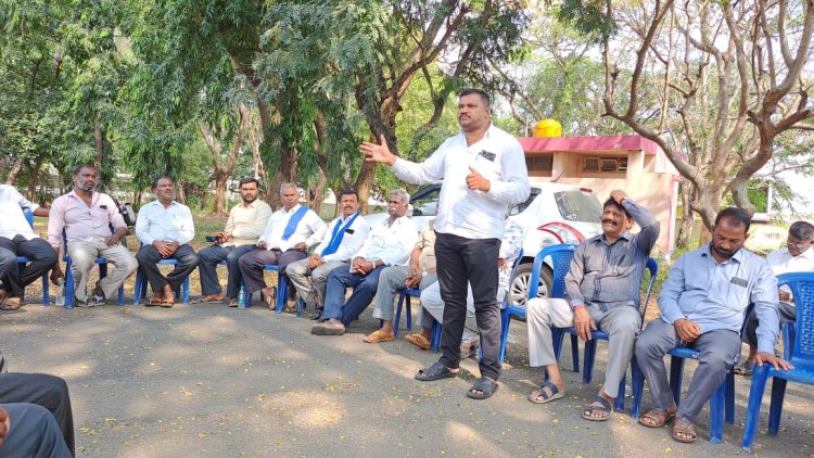 ಕಾಂಗ್ರೆಸ್, ಬಿಜೆಪಿ, ಜೆಡಿಎಸ್ ಸೇರಿದಂತೆ ಎಲ್ಲಾ ರಾಜಕೀಯ ಪಕ್ಷಗಳು ಪರಿಶಿಷ್ಟ ಜಾತಿ, ಪರಿಶಿಷ್ಟ ವರ್ಗ, ಅಲ್ಪಸಂಖ್ಯಾತರು ಸೇರಿದಂತೆ ಅಹಿಂದ ವರ್ಗಗಳನ್ನು ಸಂಪೂರ್ಣವಾಗಿ ಕಡೆಗಣಿಸುತ್ತಿದೆ. ಸಾಮಾಜಿಕ ನ್ಯಾಯದ ಹರಿಕಾರರಾದ ಮುಖ್ಯಮಂತ್ರಿ ಸಿದ್ದರಾಮಯ್ಯ ಅವರು ಅಹಿಂದ ವರ್ಗಗಳ ಹಿತ ಕಾಪಾಡಿ ಸೂಕ್ತ ಸ್ಥಾನಮಾನ ಕೊಡಿಸದಿದ್ದರೆ ಮುಂಬರುವ ಲೋಕಸಭಾ ಚುನಾವಣೆ ಸೇರಿದಂತೆ ತಾಪಂ, ಜಿಪಂ ಚುನಾವಣೆಯಲ್ಲಿ ಕಾಂಗ್ರೇಸ್ ವಿರುದ್ಧವಾಗಿ ಮತ ಚಲಾಯಿಸಿ ತಕ್ಕ ಉತ್ತರ ನೀಡಬೇಕಾಗುತ್ತದೆ ಎಂದು ಪುರಸಭೆ ಹಿರಿಯ ಸದಸ್ಯ ಡಿ. ಪ್ರೇಮಕುಮಾರ್ ಎಚ್ಚರಿಕೆ ನೀಡಿದರು