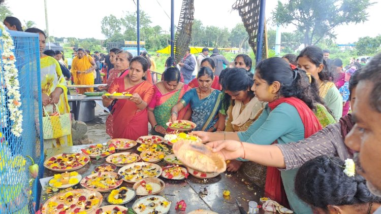 ಆಷಾಢ ಶುಕ್ರವಾರದ ಅಂಗವಾಗಿ ಕೆ ಆರ್ ಪೇಟೆ ಪಟ್ಟಣದ ಹೊರವಲಯದ ಹೇಮಗಿರಿ ರಸ್ತೆಯಲ್ಲಿರುವ ಶ್ರೀ ಚೌಡೇಶ್ವರಿ ಅಮ್ಮನವರ ದೇವಾಲಯದಲ್ಲಿ ಶ್ರದ್ಧಾ ಭಕ್ತಿಯಿಂದ ಪೂಜೆ ಪುರಸ್ಕಾರಗಳು ನಡೆದವು