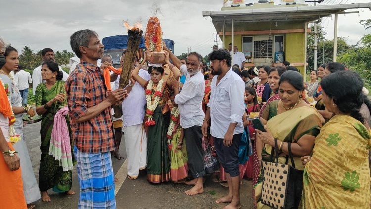 ಆಷಾಢ ಶುಕ್ರವಾರದ ಅಂಗವಾಗಿ ಕೆ ಆರ್ ಪೇಟೆ ಪಟ್ಟಣದ ಹೊರವಲಯದ ಹೇಮಗಿರಿ ರಸ್ತೆಯಲ್ಲಿರುವ ಶ್ರೀ ಚೌಡೇಶ್ವರಿ ಅಮ್ಮನವರ ದೇವಾಲಯದಲ್ಲಿ ಶ್ರದ್ಧಾ ಭಕ್ತಿಯಿಂದ ಪೂಜೆ ಪುರಸ್ಕಾರಗಳು ನಡೆದವು