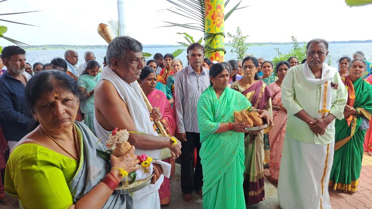 *ಕೃಷ್ಣರಾಜಪೇಟೆ ತಾಲೂಕಿನ ಪವಿತ್ರ ತ್ರಿವೇಣಿ ಸಂಗಮದಲ್ಲಿರುವ ಶ್ರೀ ಮಲೈ ಮಹದೇಶ್ವರರ ದೇವಾಲಯದಲ್ಲಿ ಕಾರ್ತಿಕ ಮಾಸದ ಮೊದಲ ಸೋಮವಾರದ ಅಂಗವಾಗಿ ಶ್ರದ್ಧಾಭಕ್ತಿಯಿಂದ ನಡೆದ ಹುಲಿ ವಾಹನ ಉತ್ಸವ ಮೆರವಣಿಗೆ*.