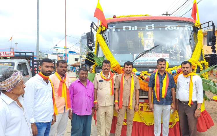 ಕನ್ನಡ ಧ್ವಜ, ಕನ್ನಡದ ಕವಿಗಳ ಭಾವಚಿತ್ರ ಹಾಗೂ ಕನ್ನಡ ಬಾವುಟಗಳಿಂದ ಸಿಂಗಾರಗೊಂಡ ಕೆ.ಆರ್.ಪೇಟೆ- ಬೆಂಗಳೂರು-ಶ್ರೀನಗರಕ್ಕೆ ಸಂಚರಿಸುವ ರಾಜ್ಯ ರಸ್ತೆ ಸಾರಿಗೆ ಬಸ್ಸು. ಸಾರ್ವಜನಿಕರು ಹಾಗೂ ಕನ್ನಡ ಪ್ರೇಮಿಗಳು ಅಪಾರವಾದ ಸಂತೋಷ ವ್ಯಕ್ತಪಡಿಸಿದ್ದಾರೆ*.